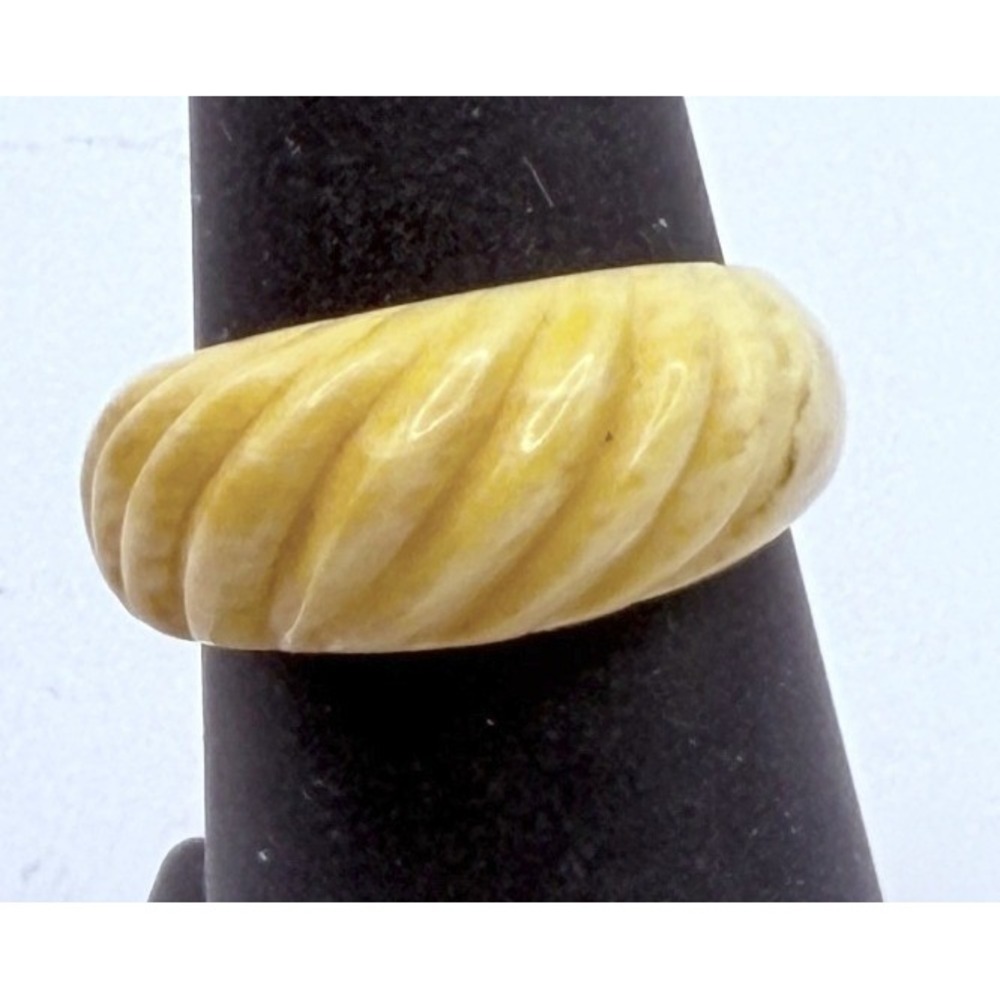 Cream Textured Lucite Acrylic Ring Chunky Ribbed Band Size 7.25